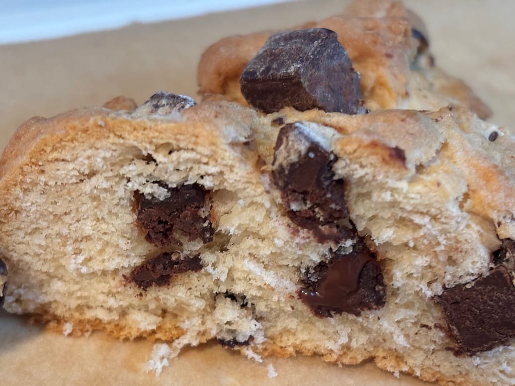 （旧）チョコレートチャンクスコーンを半分に割った断面、チョコレートチャンクがゴロゴロ入っている様子