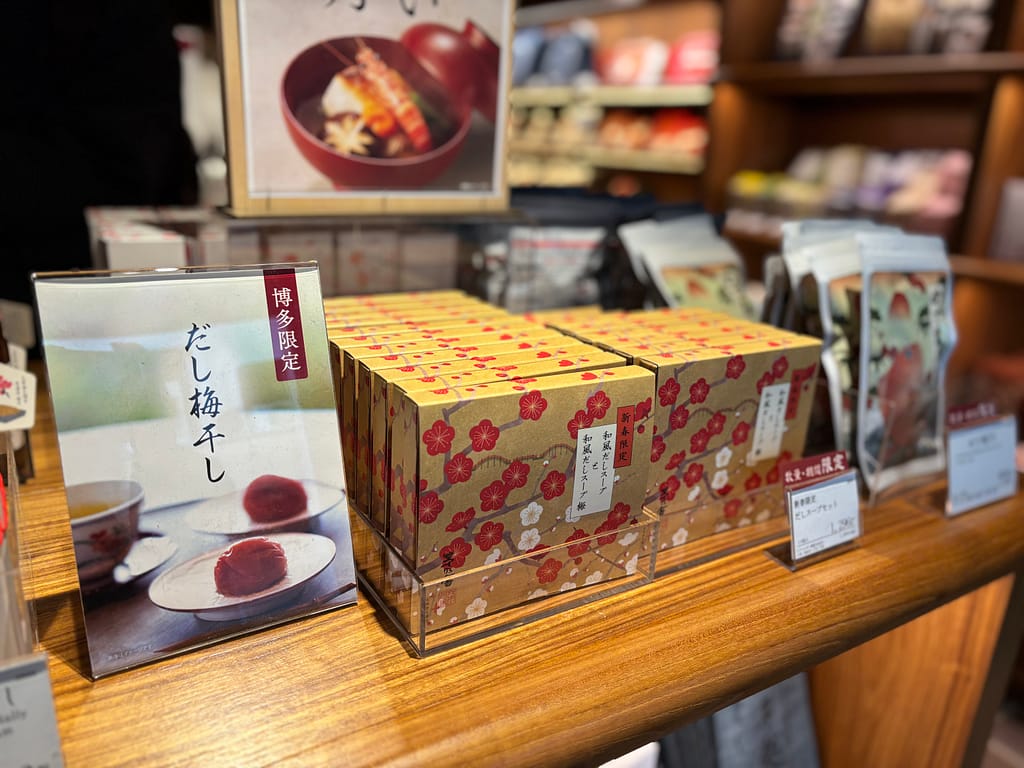 だしスープ店頭ディスプレイの写真