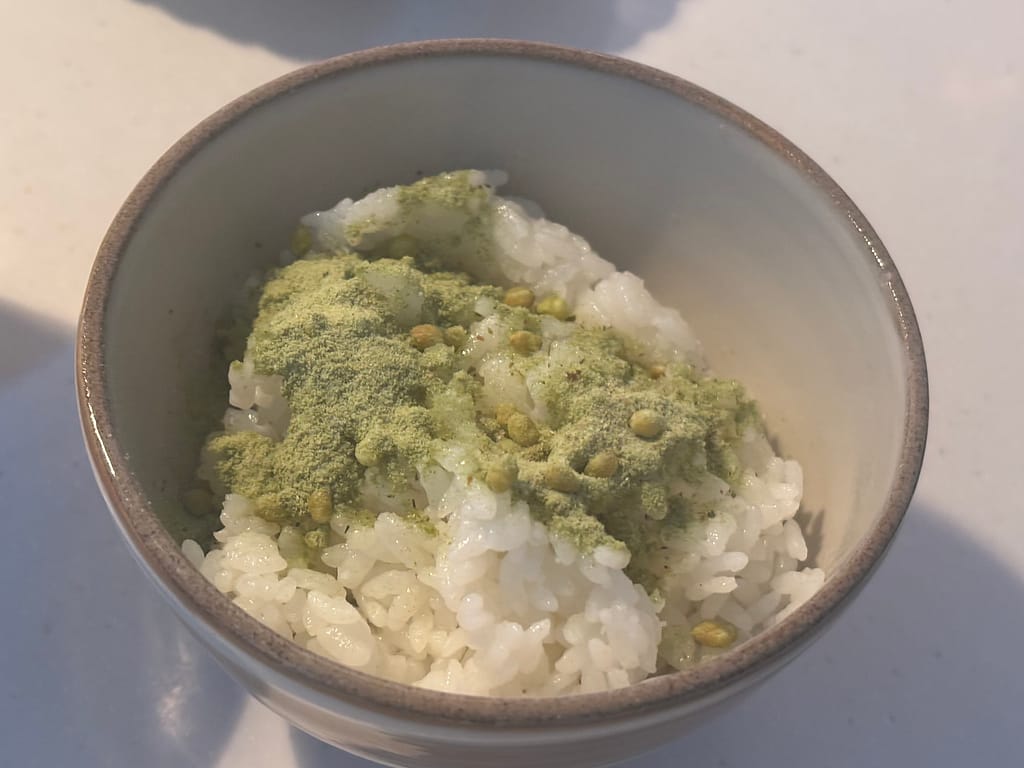だし茶漬の素がご飯にかかっている様子の写真