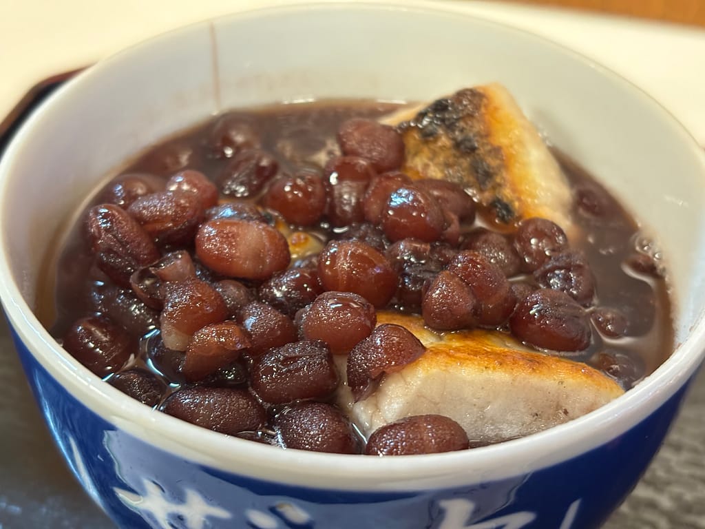 中洲ぜんざいのぜんざいセット600円のアップ写真 小豆の粒がしっかりしている様子がわかる