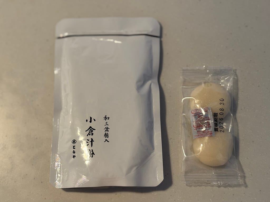 和三盆入り小倉しるこの包装紙の中に入っている汁粉、お餅の写真
