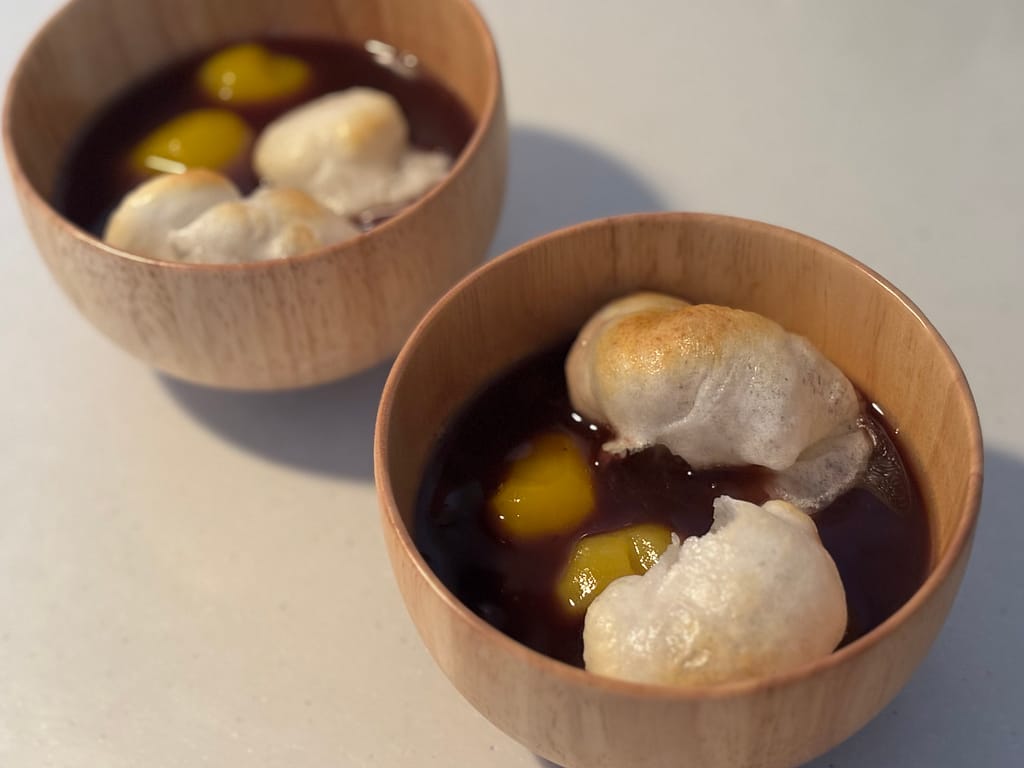 小倉汁粉の出来上がりの写真 自宅にあった栗の甘露煮を贅沢にトッピングしている様子