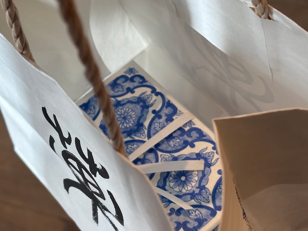 鈴懸の菓子販売スペースの写真(購入した菓子が袋に入っている様子)