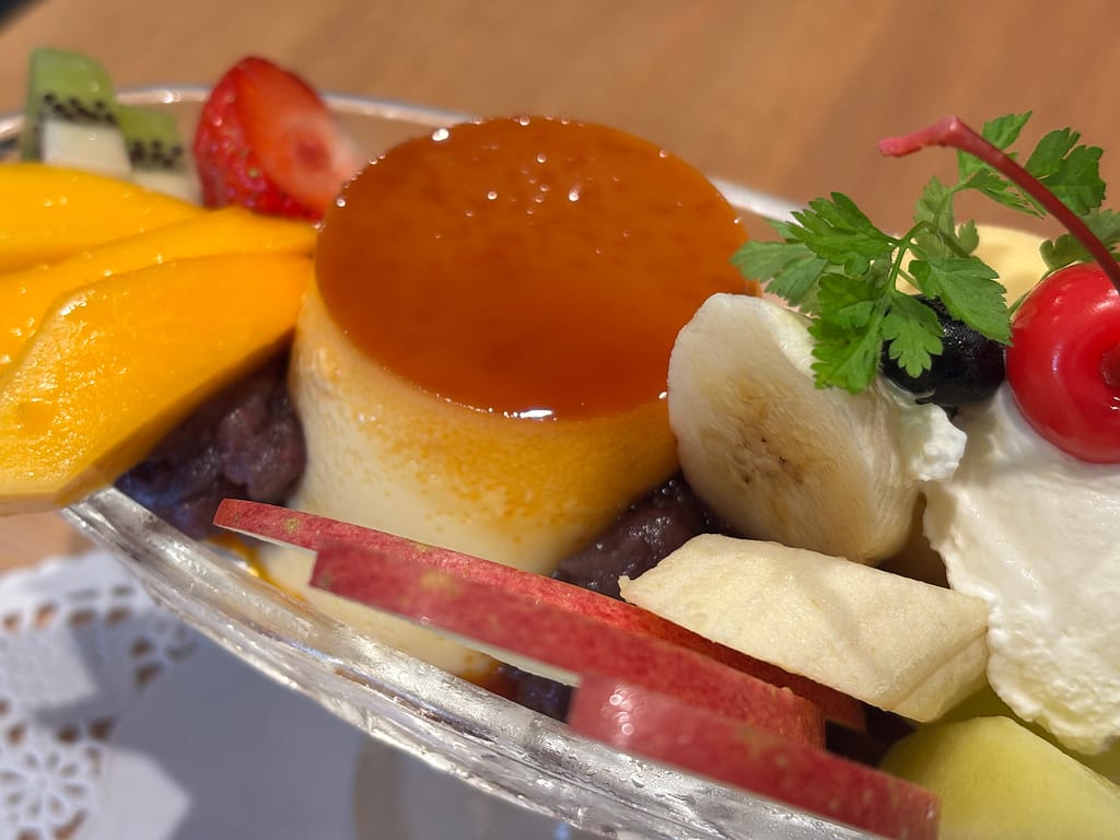 プリンアラモードの写真、フルーツの固定には餡子を使っている