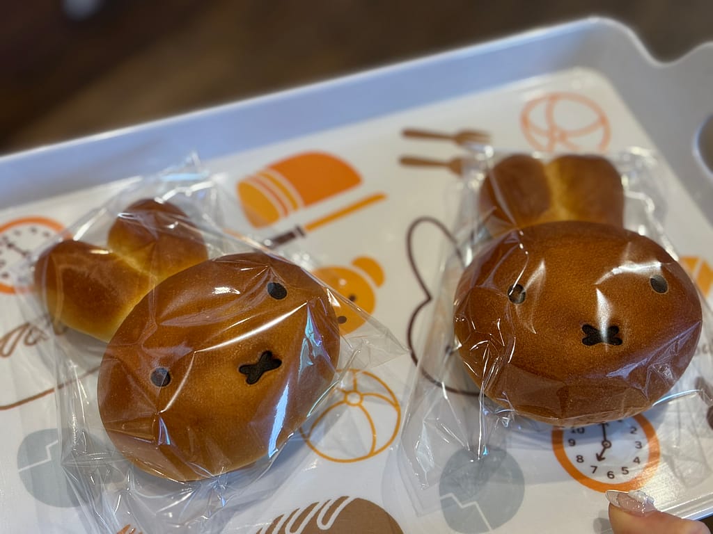 購入したミッフィーあんぱん２個の写真