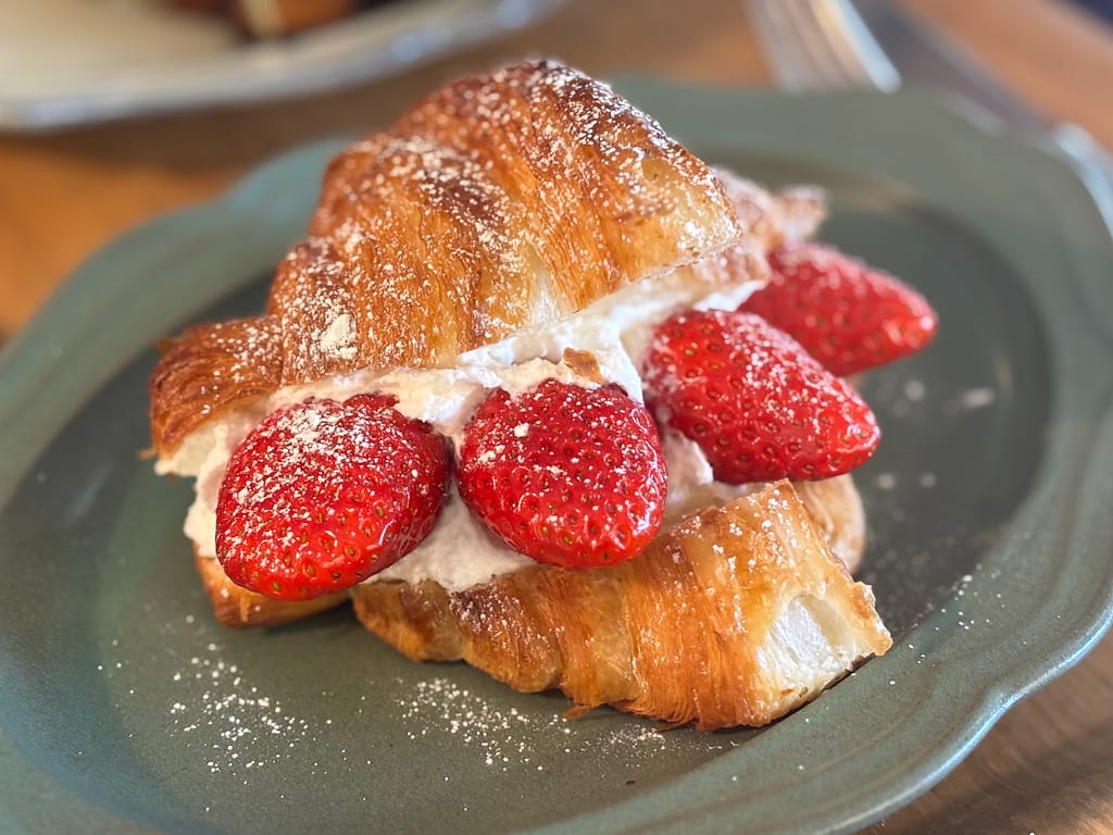 ベリーのクロワッサンサンドの写真。みずみずしい苺が美味しそう。