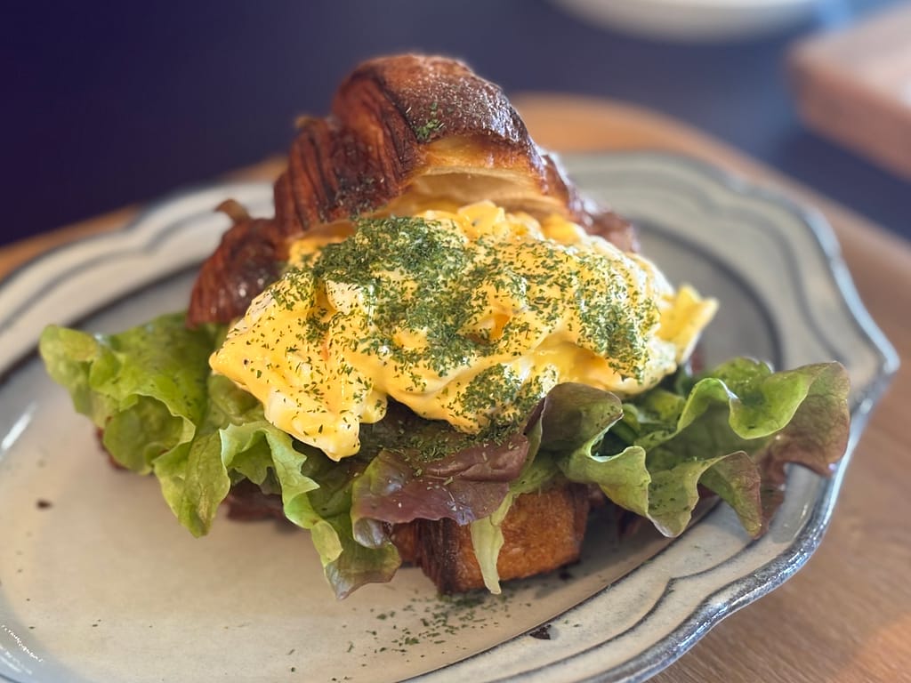 たまごサンドの写真。具が溢れんばかりに挟んである。