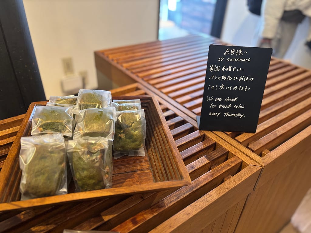 Cafe La Rucheのベーカリーコーナーの写真。