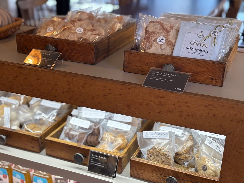 Cafe La Rucheのスイーツが並べられている様子。