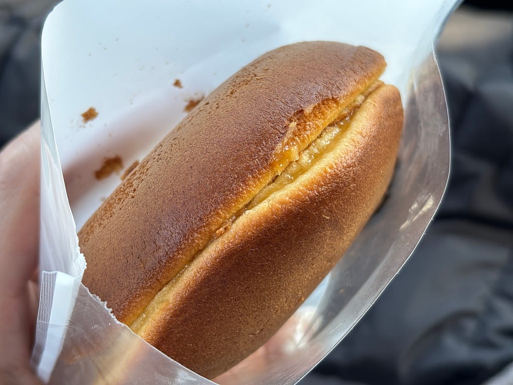 どら焼きのアップ写真。包装を開けた様子。