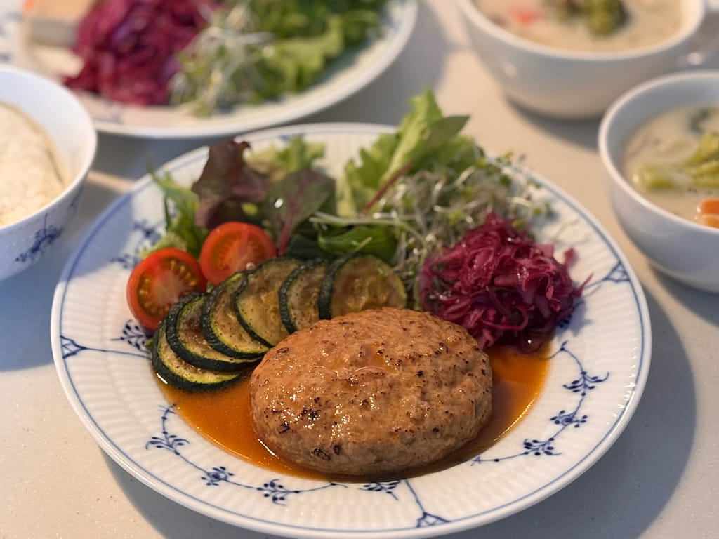 ハンバーグを使った夕食の写真