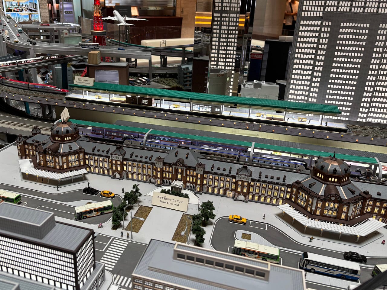 鉄道模型展示「東京駅舎とホームを精巧に再現した鉄道ジオラマ。新幹線や在来線、道路や車両も細かく作り込まれている。」