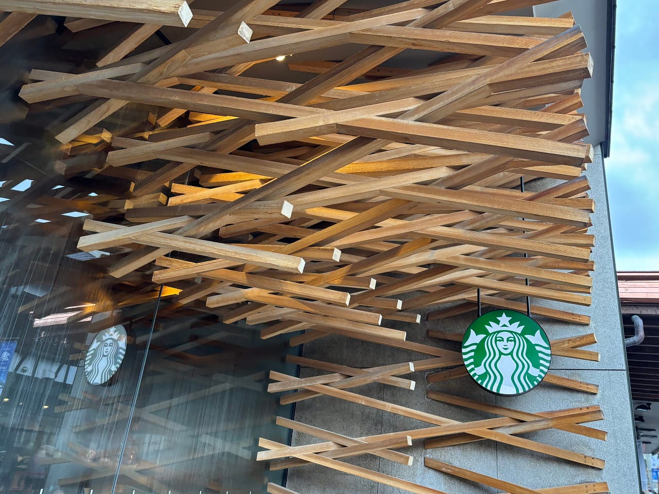 太宰府天満宮スタバ 外観（木組み）太宰府天満宮表参道にあるスターバックスの外観。木材を組み合わせた隈研吾氏デザインの特徴的なファサード。
