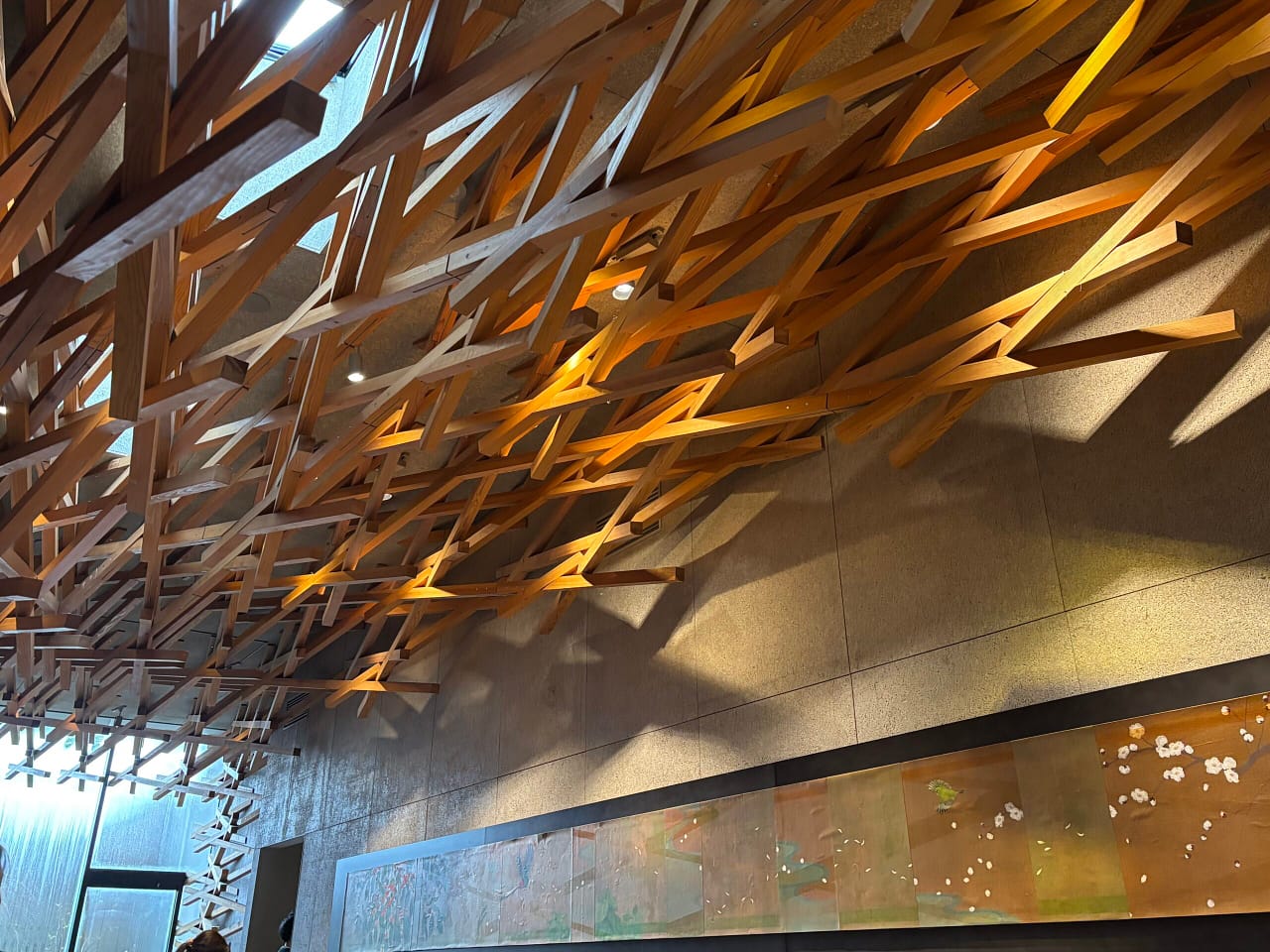 太宰府天満宮スタバ 店内の様子②
太宰府天満宮スターバックスの店内。天井いっぱいに広がる木組みデザイン。